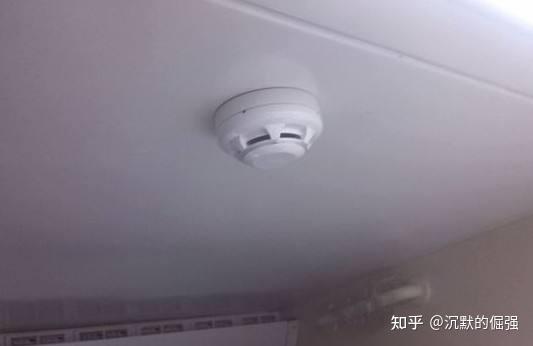 家庭防火关键，定期检查烟雾报警器的重要性