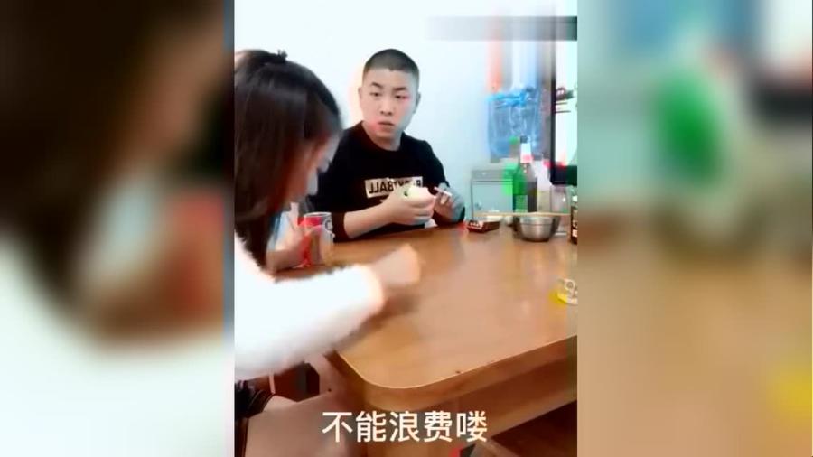 小伙攒瓶背后的故事，家庭沟通的挑战与显示器的故事