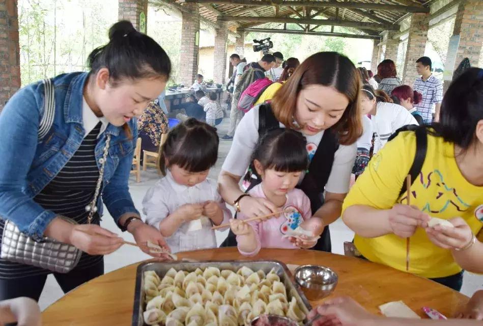 成都小学提前放假引发投诉，背后的教育管理与公众期待矛盾凸显