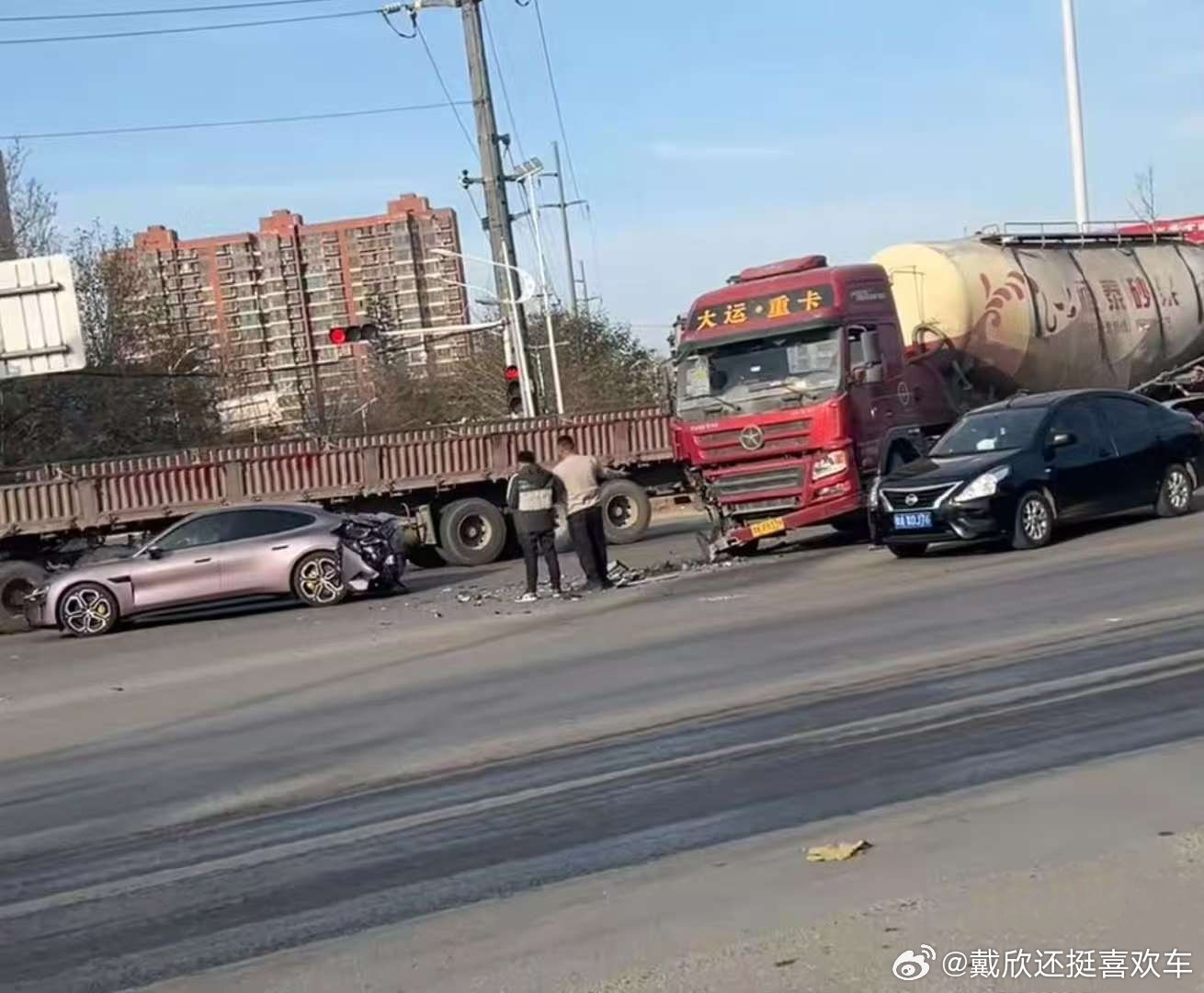 小米SU7遭遇大货车压顶事故，背后故事与启示