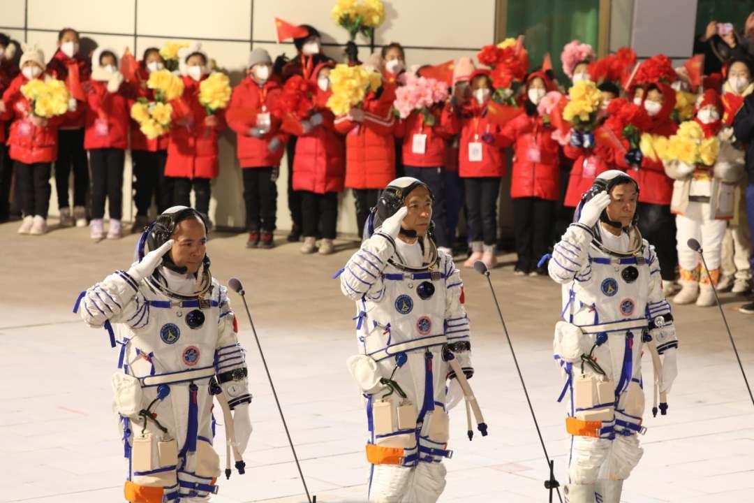 神十九航天员在中国空间站送祝福，跨越星际传递温情与希望