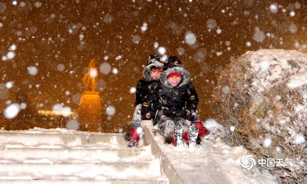 辽宁出动万名交警应对强降雪，全力保障交通畅通无阻