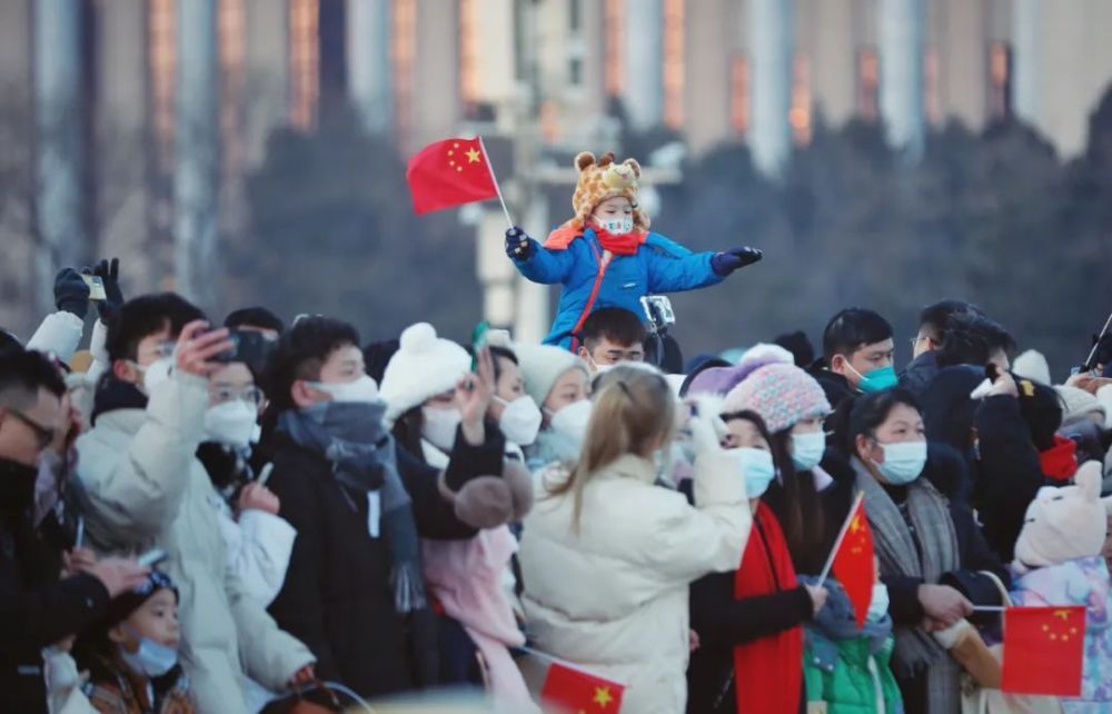 天安门广场大年初一升旗仪式，传统与现代的完美交融