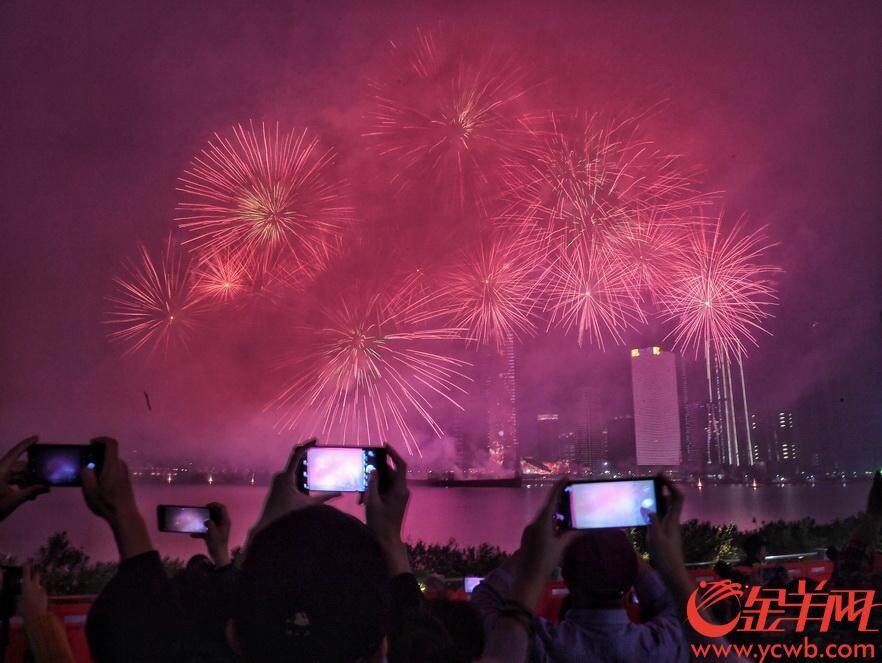 广州夜空烟花盛宴，十五万发烟花点亮城市之光